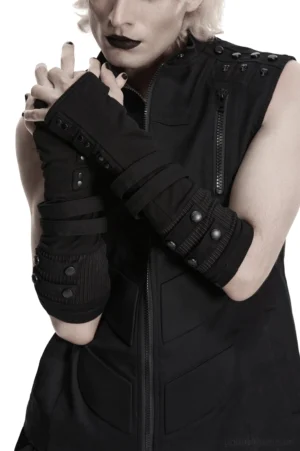 Schwarze Gothic Fingerless Handschuhe mit mehrschichtigen Nieten-Druckknöpfen und Riemen, getragen mit einer Nieten-Weste in Nahaufnahme Vorderansicht aus drei Vierteln