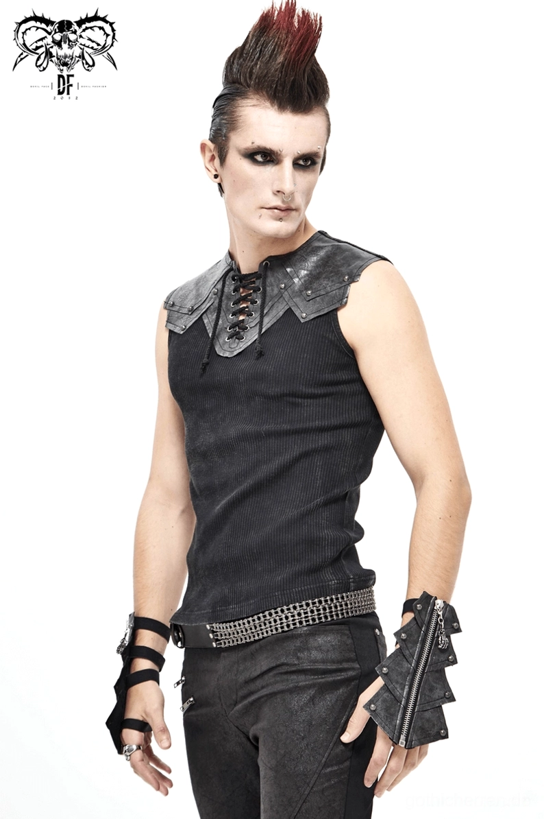 Detaillierte Produktaufnahme von schwarzen Gothic fingerlose Handschuhe mit distressiertem Kunstleder, Metall-Hardware und professioneller Studio-Beleuchtung