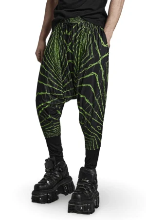 Gothic Haremshose Seitenansicht mit elastischem Hochbund und eng anliegenden Fesselmanschetten, getragen mit klobigen Platform Boots, Pluderhose seitliches Styling