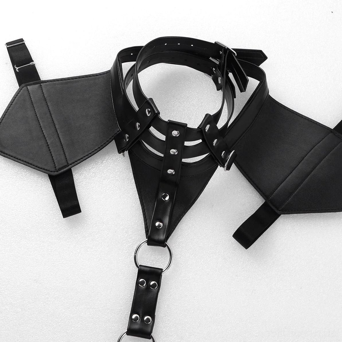 Nahaufnahme Nackenkragen Gothic Harness Schulterpolster und zentrales O-Ring mit genieteten Lederriemen versilbertes Metallwerk