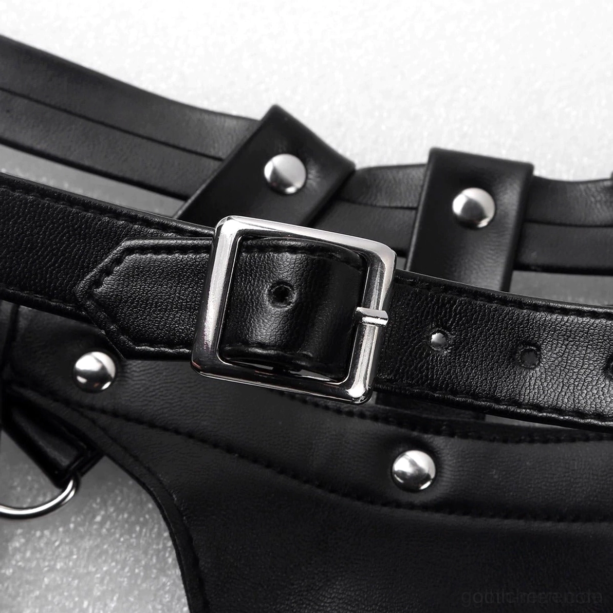 Nahaufnahme Metallniete und O-Ringe Lederriemen vernikelt doppelt vernietet verstellbare Länge Präzisions-Hardware-Konstruktion