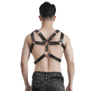 Gothic Leder-Harness Rückansicht zeigt offenes Criss-Cross-Design mit zentralem Metall-O-Ring, gekreuzten Rückengurten und Riemen-Konstruktion