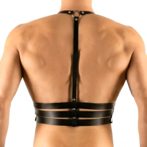 Rückansicht des verstellbaren schwarzen Kunstleder-Harness mit Hals-O-Ring-Design und vernieten Bauchkonstruktionen für Gothic Herren-Mode, strukturiertes Ledergeschirr Detail