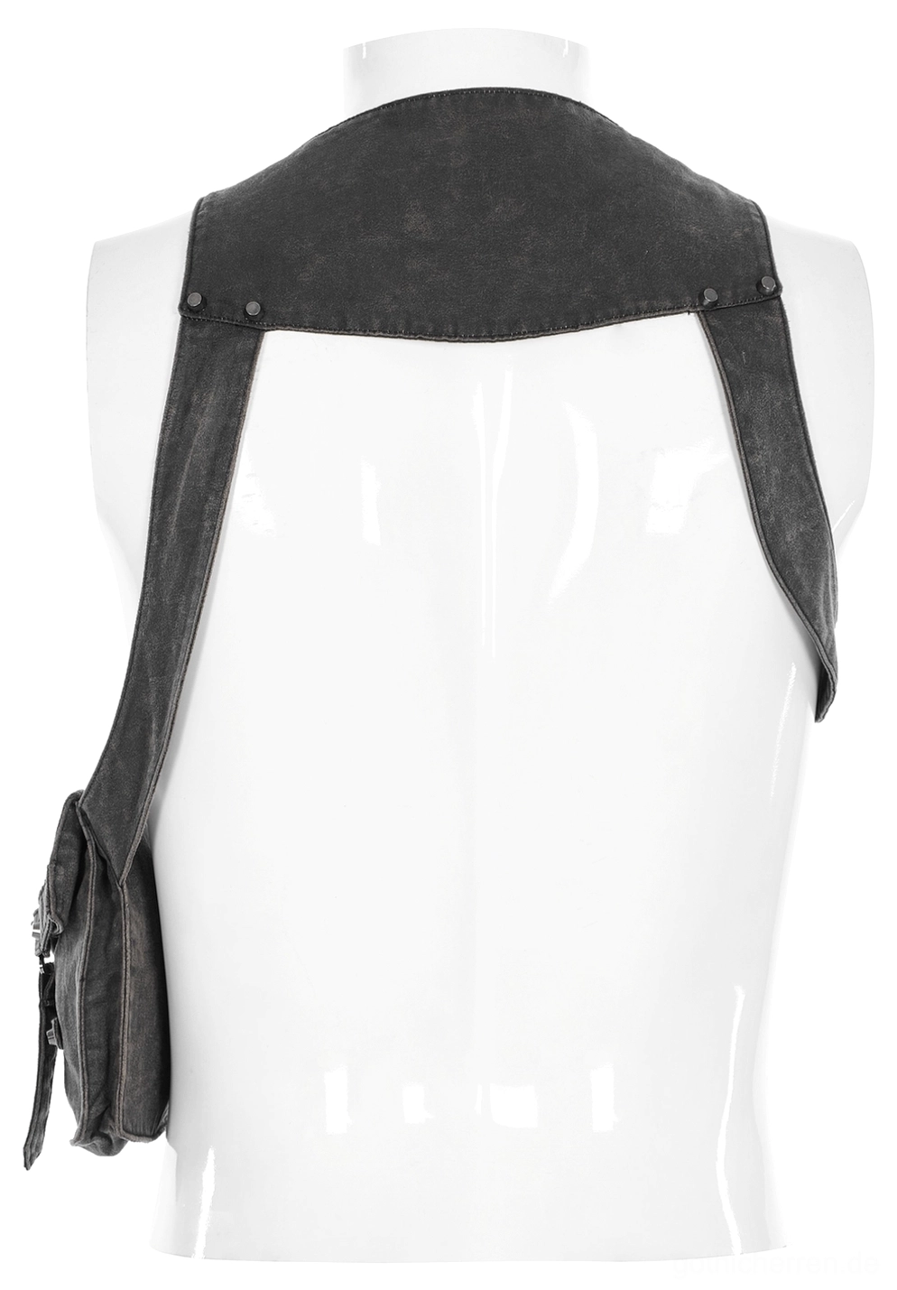 Rückansicht der distressed Gothic Harness-Tasche auf Mannequin zeigt Rückengurtsystem und industrielles Seitendesign der Tasche