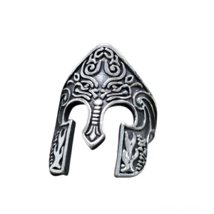 Gotischer Krieger Helm Ring mit alter Silber-Patina und detaillierten mythischen Gravuren, Seitenansicht in schrägem Winkel, Viking-inspired Totemmuster