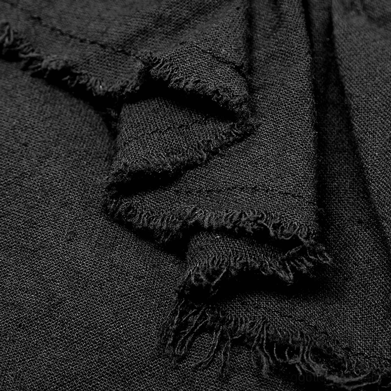 Nahaufnahme ausgefranzte Rüschenkante und ausgefranzte Kanten - schwarzes Baumwoll-Gothic-Hemd Stofftextur Detail