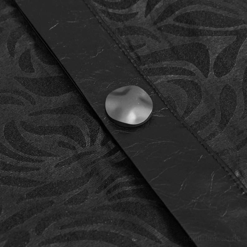 Detail-Nahaufnahme der schwarzen gotischen Hemd-Knopfleiste mit PU-Leder-Akzent und rundem Metalldruckknopf-Verschluss – Alternative-Fashion-Handwerk