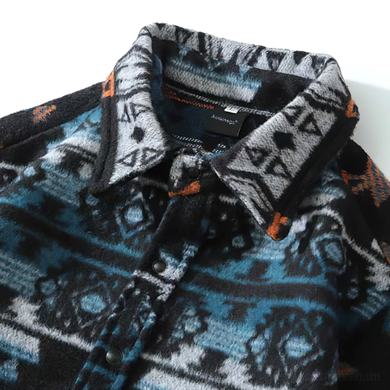 Gothic Hemd Kragen Detail Close-Up – Strukturiertes Fleece-Gewebe mit geometrischen Mustern, Turn-Down-Kragen und feiner Verarbeitung für Premium-Qualität