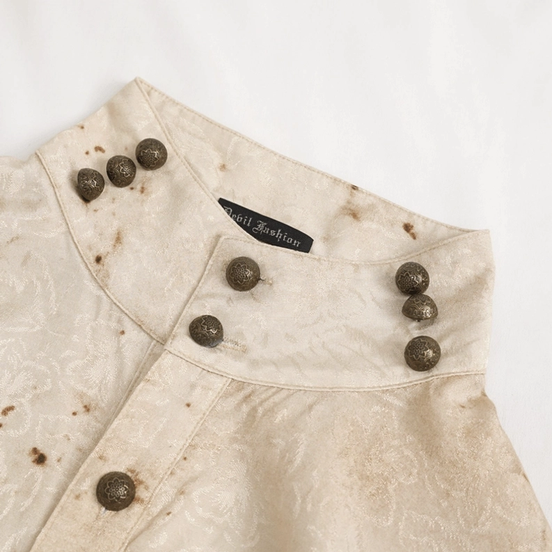 Nahaufnahme des Gothic Hemdkragens mit retrograden Metallrundknöpfen und distressed beigem Jacquard-Stofffasertextur, handwerkliche Verarbeitung Detail