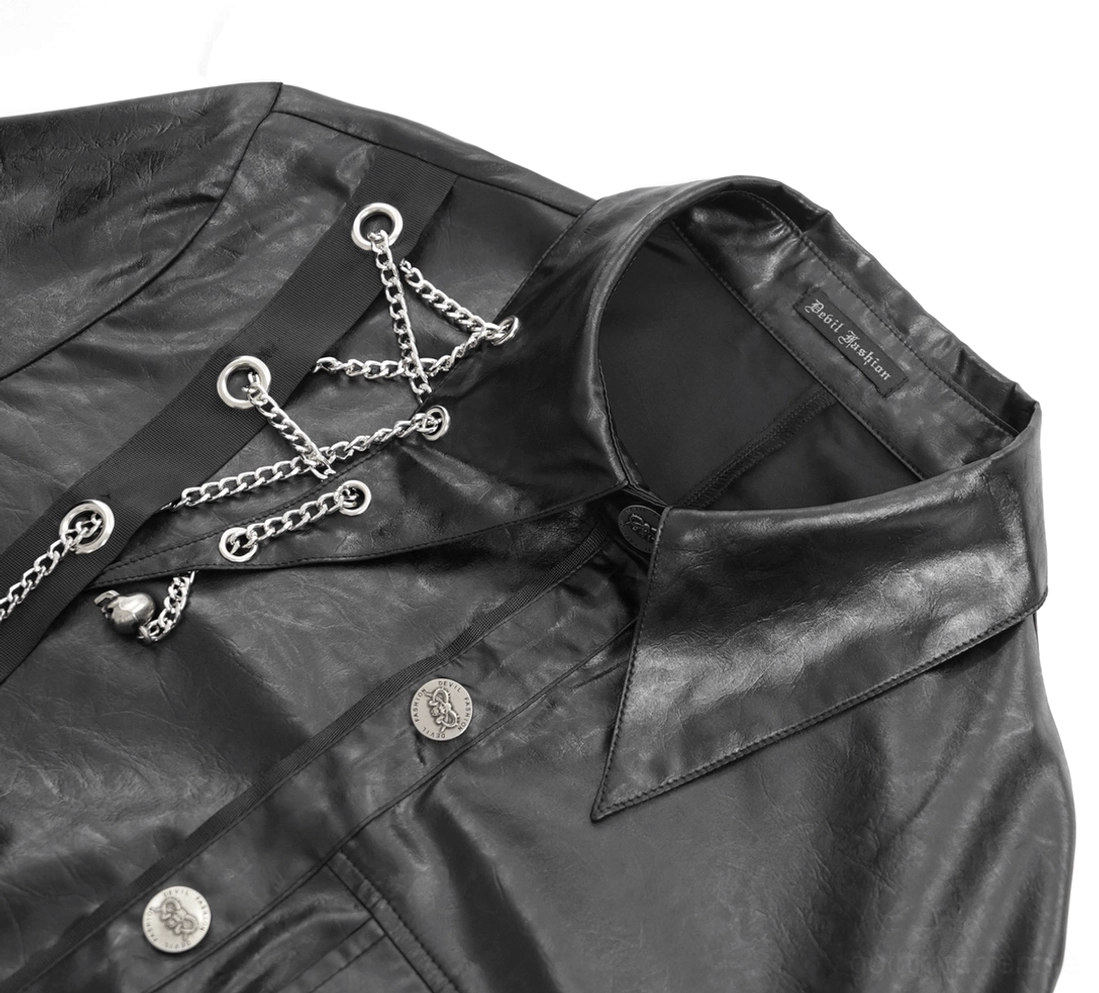 Detailaufnahme des Gothic-Kunstleder-Hemdes mit Kragen, Placket und Kunstledertextur mit silbernen Metallknöpfen