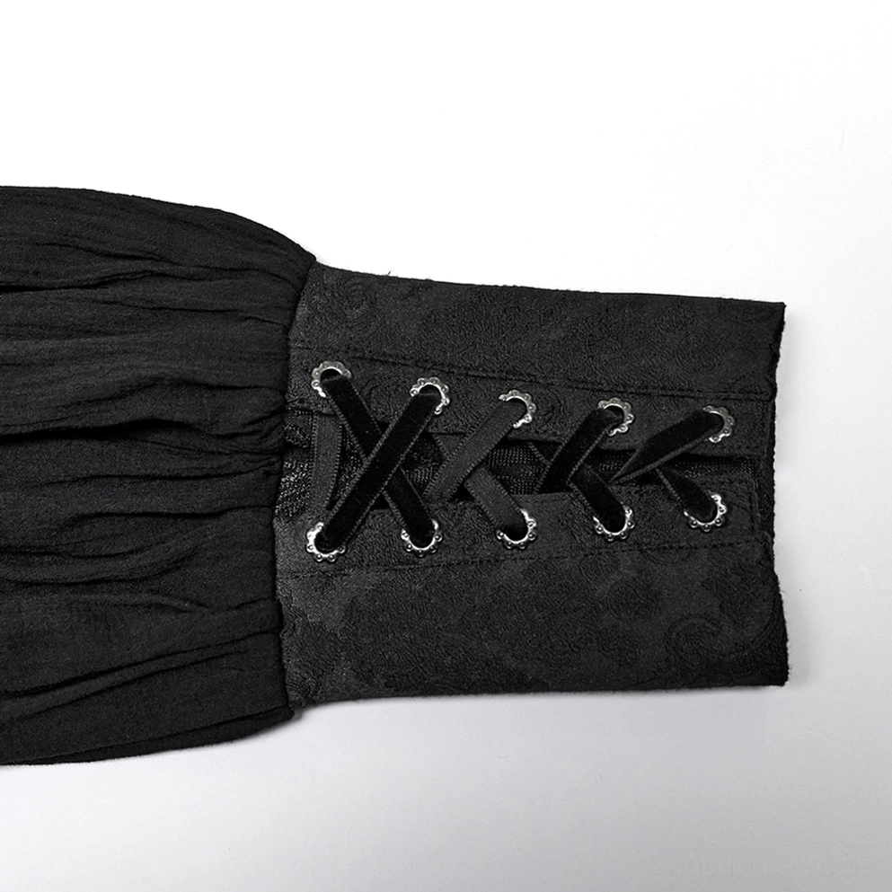 Nahaufnahme Detail der Gothic Hemds Manschette zeigt schwarze Samtschnüre mit Metallösen und gerüschtem Ärmeltuch Schnürsystem