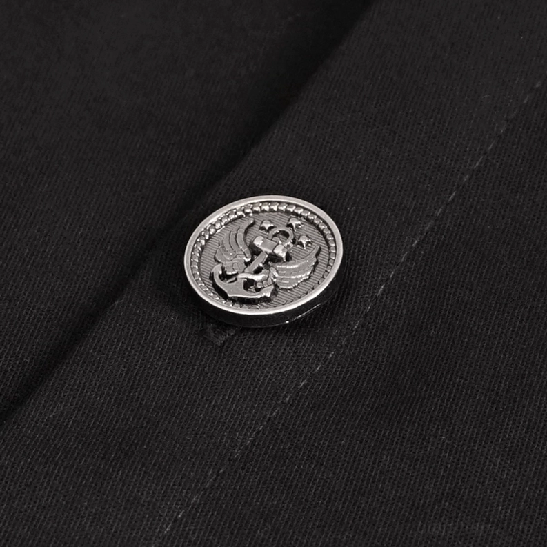 Geprägtes Metallwappenknopf-Detail Close-up Gothic Hemd Baumwoll-Polyester Stoff