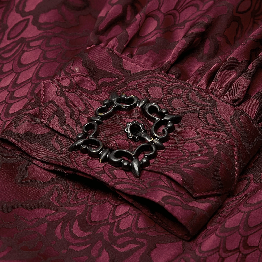 Nahaufnahme Gothic Hemd Manschette ornamentale dunkle quadratische Metallschnalle gerundelte burgundy Jacquard-Stoff Verarbeitungsdetail viktorianischer Charme