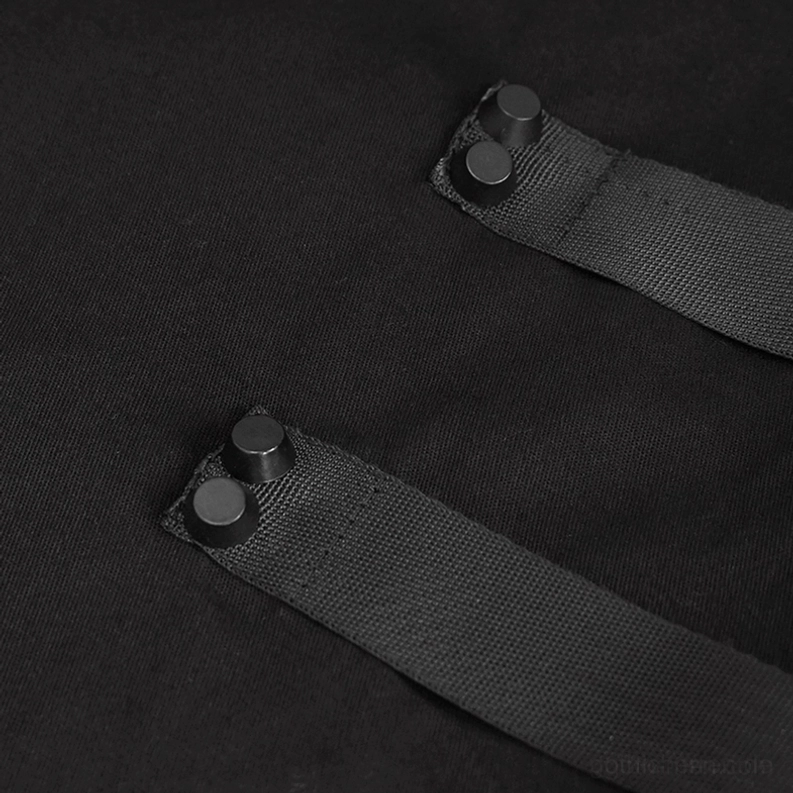 Nylon-Webbing Taktischer Riemen mit schwarzem Kunststoff-Schnallenverschluss Makro Detailaufnahme Gothic Hemd