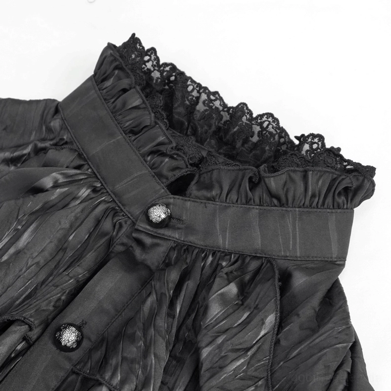 Nahaufnahme des Herren-Gothic-Hemdes Spitzenkragen mit geprägten dekorativen Metallknöpfen und kunstvollen Spitzenverzierungen Detail