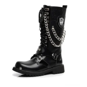 Schwarze Gothic Mid-Calf Combat Stiefel mit Metallketten-Verzierungen und Nieten-Details, Seitenprofilansicht zeigt handgefertigte Verarbeitung und industrielle Ästhetik, Premium PU-Leder mit silbernen Metallakzenten
