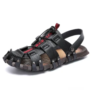 Schwarze Leder-Gothic-Fisherman-Sandalen mit Toggle-Schnürverschluss und niettenverzierter Sohle, linke Vorderansicht Dreiviertelperspektive Studioaufnahme hochwertiger Handwerk