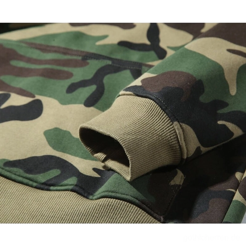 Rippenbündchen-Detail an der Armmanschette des Gothic Fleece Kapuzenpullovers mit präziser Nahtverarbeitung