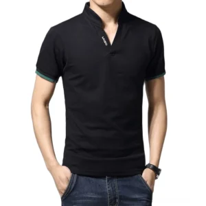 Herren Gothic Poloshirt schwarz Baumwolle V-Ausschnitt Kontrastmanschetten Vorderansicht auf männlichem Model slim fit dunkel ästhetik