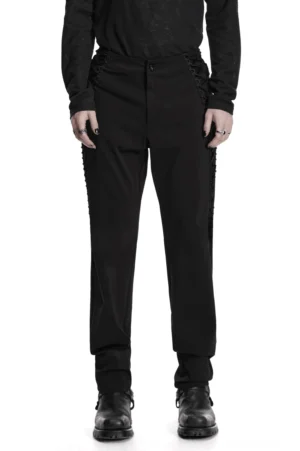 Gothic Herren Röhrenhose mit Schnürung – Frontansicht auf männlichem Model mit Hochbund-Slim-Fit, seitliche Schnürungsdetails und elegante schwarze Farbe