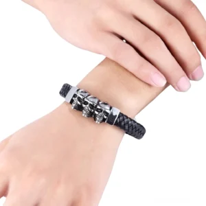 Gothic Schädel-Lederarmband am Handgelenk eines Mannes getragen, Seitenansicht zeigt silberne Schädel-Details und Magnetverschlussmechanismus