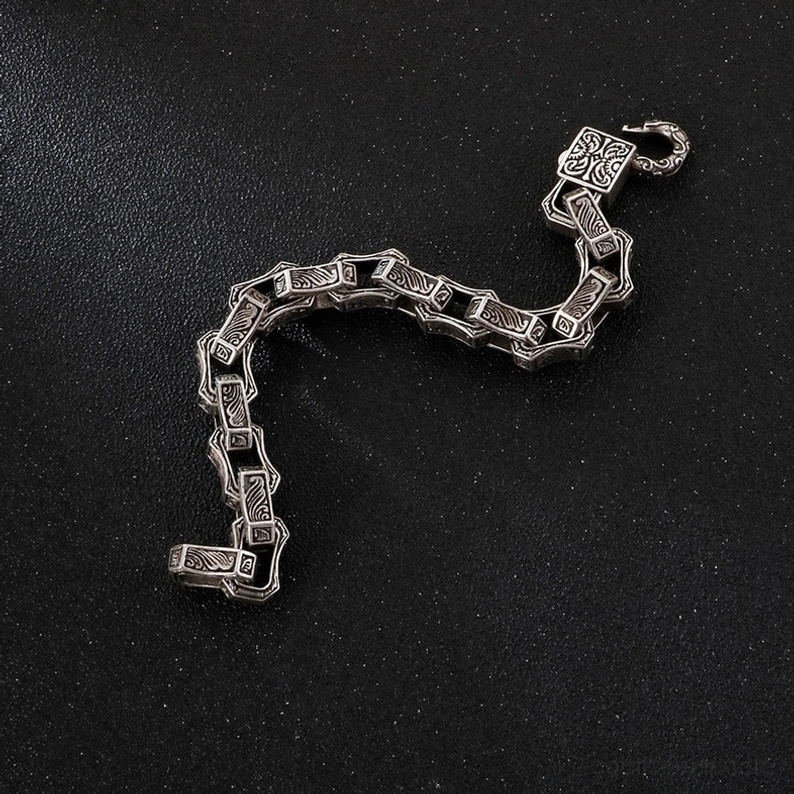 Gothic Herrenarmband geometrische Gravurmuster – Kettenglied Detailaufnahme Handwerkskunst Ornament