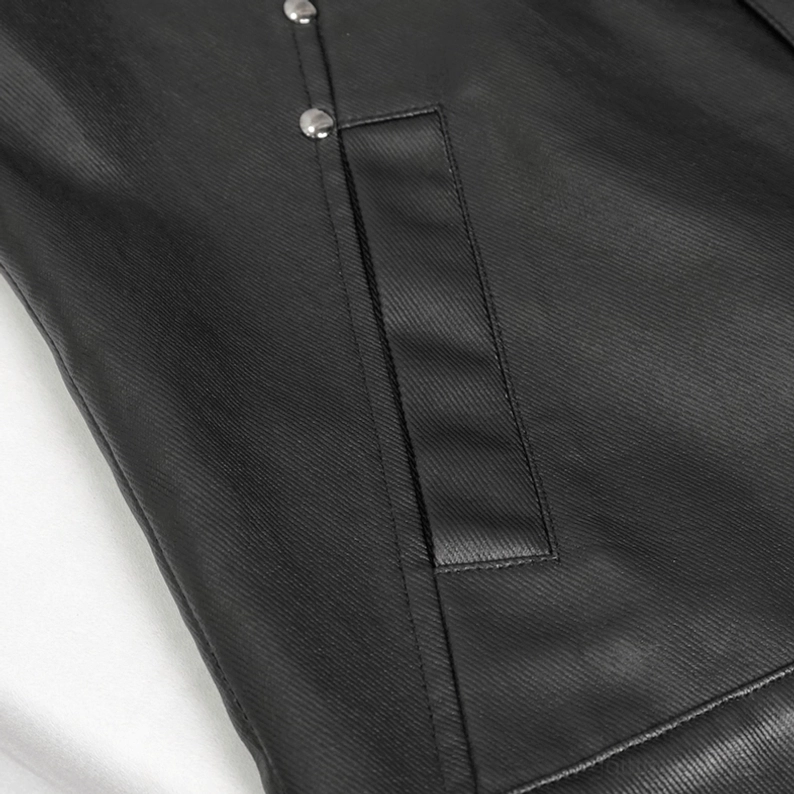 Schwarze Gothic-Herrenjacke Stoff-Textur Nahaufnahme Matter schwarzer Leder-Look Nähte Taschenbrett Design