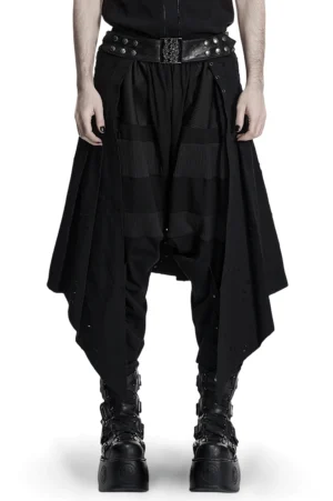 Herrenrock im Gothic-Stil mit asymmetrischem Schwalbenschwanz-Saum und Nieten-Metallgürtel, Frontansicht Vollkörper-Modellaufnahme auf weißem Hintergrund
