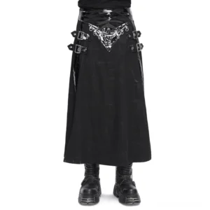 Schwarzer Gothic Herrenrock mit Kunstleder Ketten und Silberschnallen - Vorderansicht Vollbild auf Modell mit Plateau-Boots