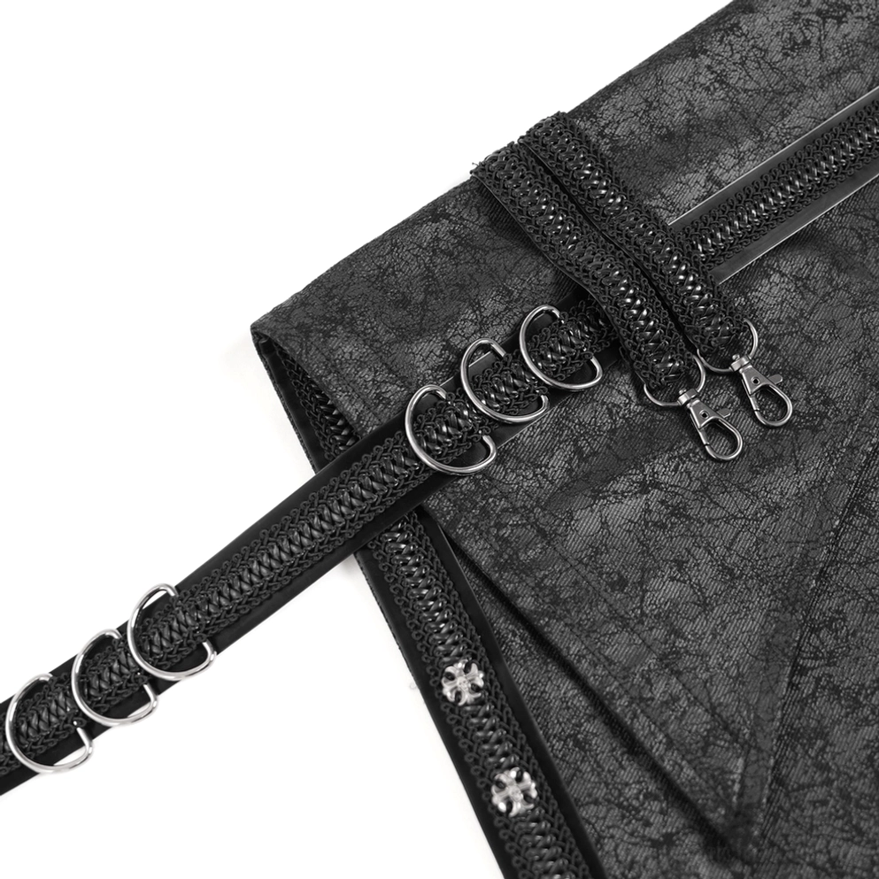 Makrofotografie der Metall-D-Ringe, Reißverschluss-Zugleisten und kreuzförmigen Metall-Akzenten auf Gothic-Rock-Hardware