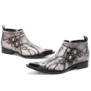 Männer Gothic Stiefel grau mit doppelter Schnalle und verwitterter Lederoberfläche, flache Seitenprofilansicht