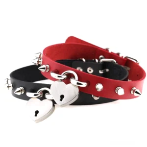 Mehrere gothic herzschloss spike choker in rot und schwarz PU-leder mit silberhardware und passenden schlüsseln, flatlayansicht auf weißem hintergrund, punk alternative halsbänder