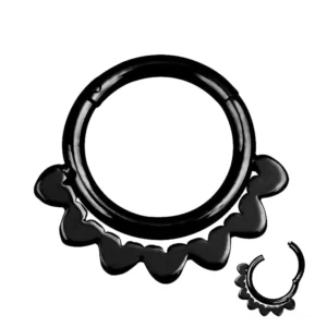 Schwarzer Edelstahl Gothic Nasensegment-Clicker mit geschwungenem Scalloped Rand, frontal flache Draufsicht des Piercingsschmucks