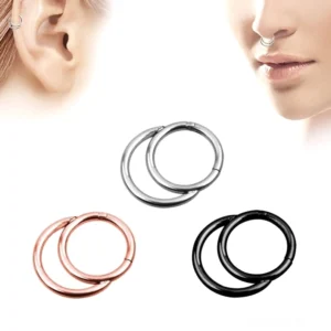 Gothic Hinged Segment Clicker Ring in drei Farben – Silber, Schwarz und Rosegold Edelstahl-Ausführung in Flachaufnahme mit Tragebeispiel auf Modellen