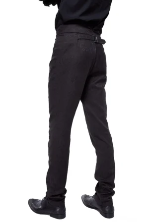 Rückansicht der Vintage-inspirierten schwarzen Gothic Slim-Fit Röhrenhose auf männlichem Model, zeigt hintere Gürtelverstellung und verjüngte Beinform