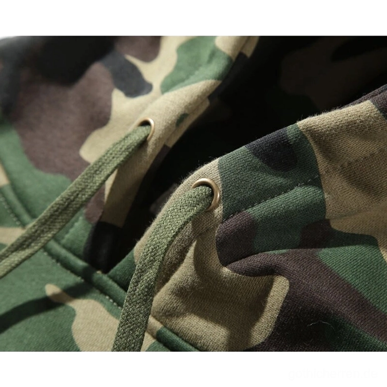Detailaufnahme der Kapuzenkordel-Ösen mit verstärkter metallischer Verarbeitung am Gothic Fleece Kapuzenpullover