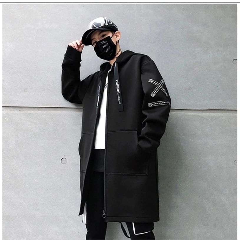 Nahaufnahme Rippenbündchen Detail schwarzer Gothic Hoodie Mantel Ärmel, strukturierte Konfibilität am Handgelenk, Herren Jacke