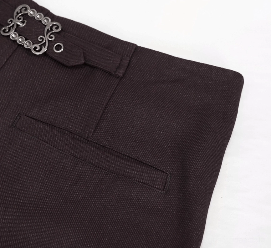 Nahaufnahme der strukturierten Gesäßtasche mit Nahtdetail und Gürtelbund-Konstruktion auf der Gothic Slim-Fit Hose