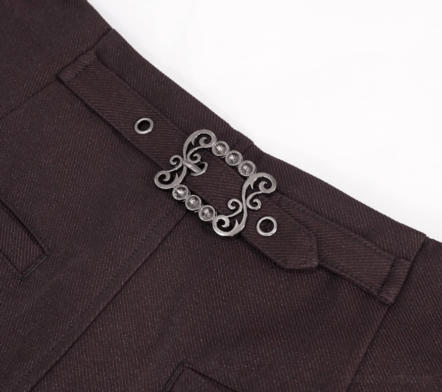 Großaufnahme des vintage Metallschnallen-Hardware an der Rückseite der Gothic Hose mit Gürtellaschen und Twill-Stoff