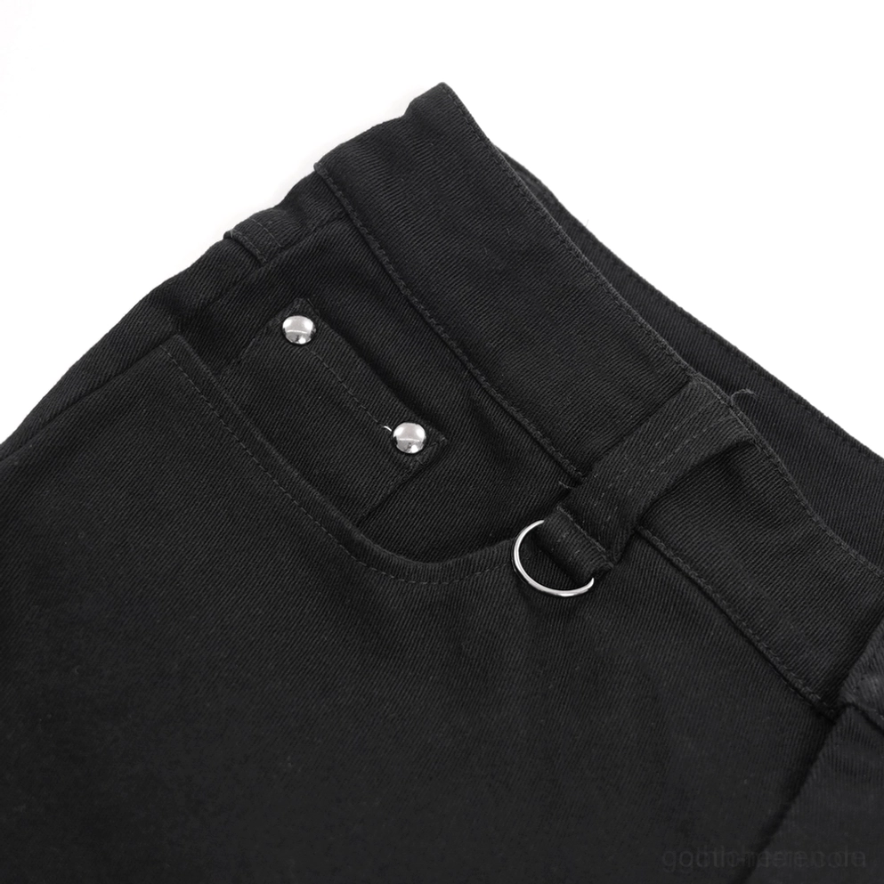 Detailaufnahme der Gothic-Hose Taille mit metallischen D-Ringen, Nieten-Befestigung und Metallknopf-Hardware