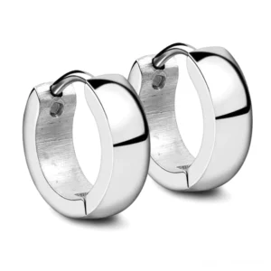 Silberfarbene Gothic Huggie Creolen aus poliertem und gebürstetem chirurgischem Edelstahl mit dualer Oberflächenfinish in Frontalansicht