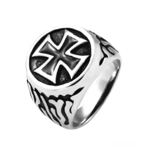 Gothic Eisenkreuz Biker Ring mit Flammen-Motiv – Detailansicht schräge Perspektive zeigt feine Gravuren und kontrastreichen Zwei-Ton Metallfinish des Statement Schmucks