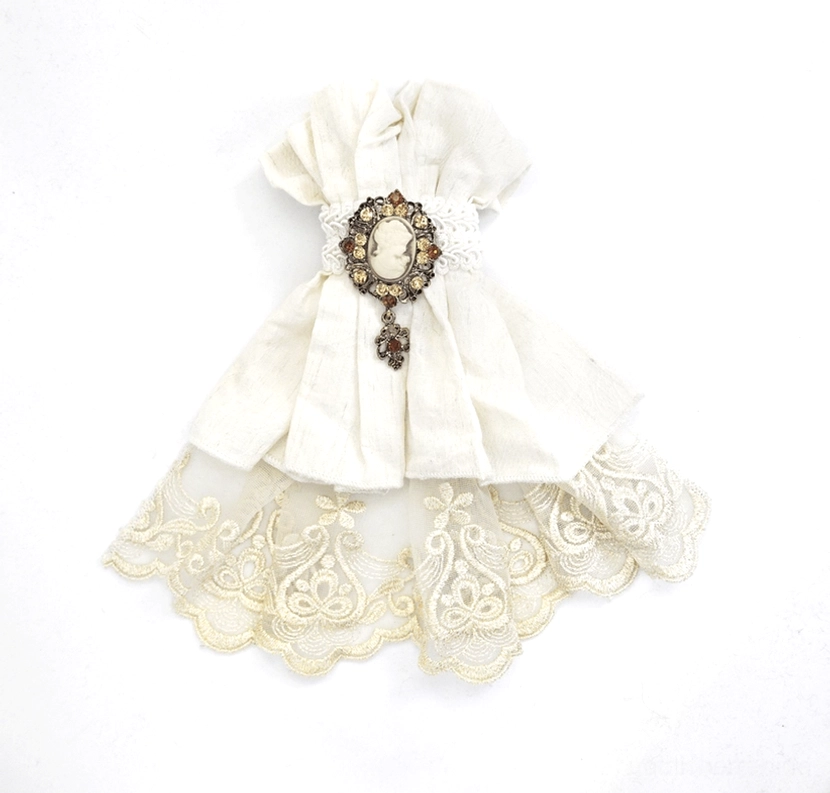 Komplette Frontansicht Gothic Spitzen-Jabot Accessoire Vintage Edelstein Anhänger gekräuselte weiße Baumwolle