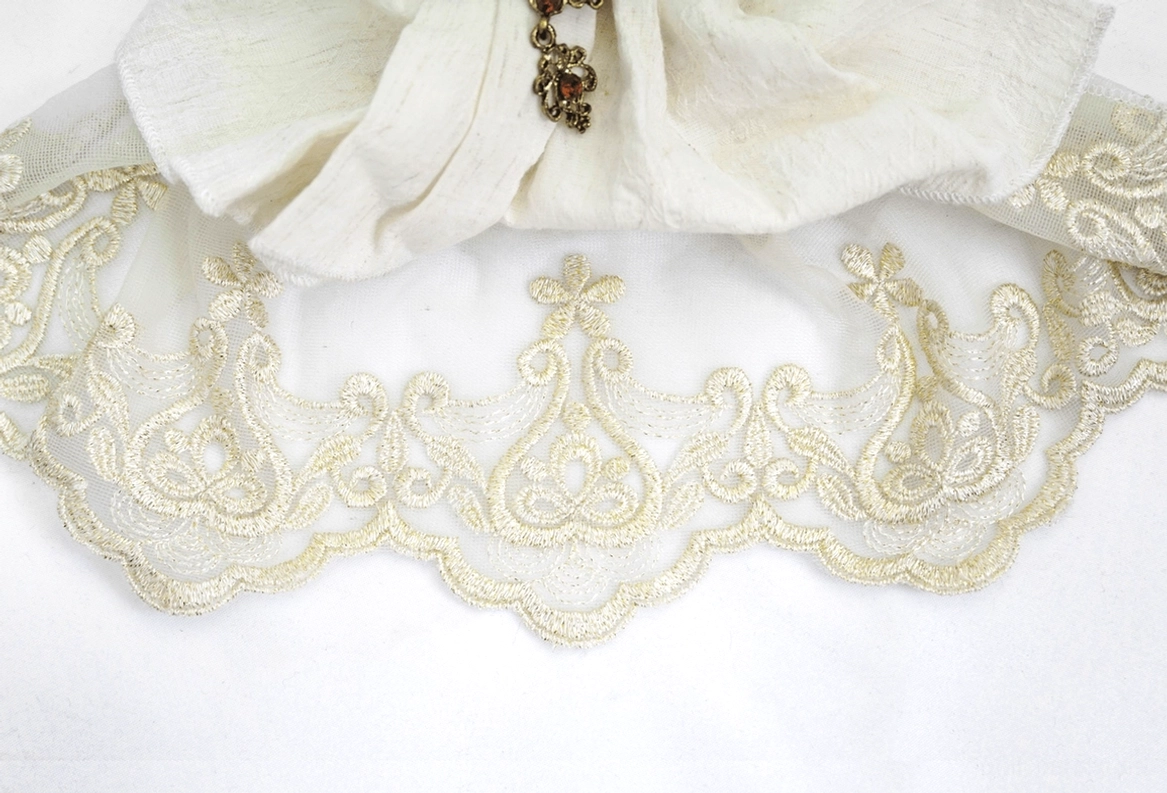 Kunstvoller Spitzensaum Detail Gothic Jabot Krawatte geschwungene Stickerei Edelsteindetail Texturdokumentation