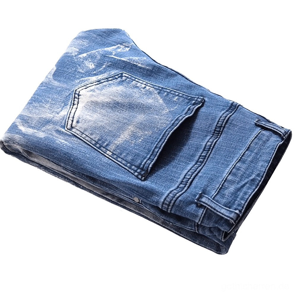 Gefaltete hellblaue Herren-Gothic-Jeans mit seitlichem Profil des 3D-Schädel-Drucks und Gesäßtaschenkonstruktion
