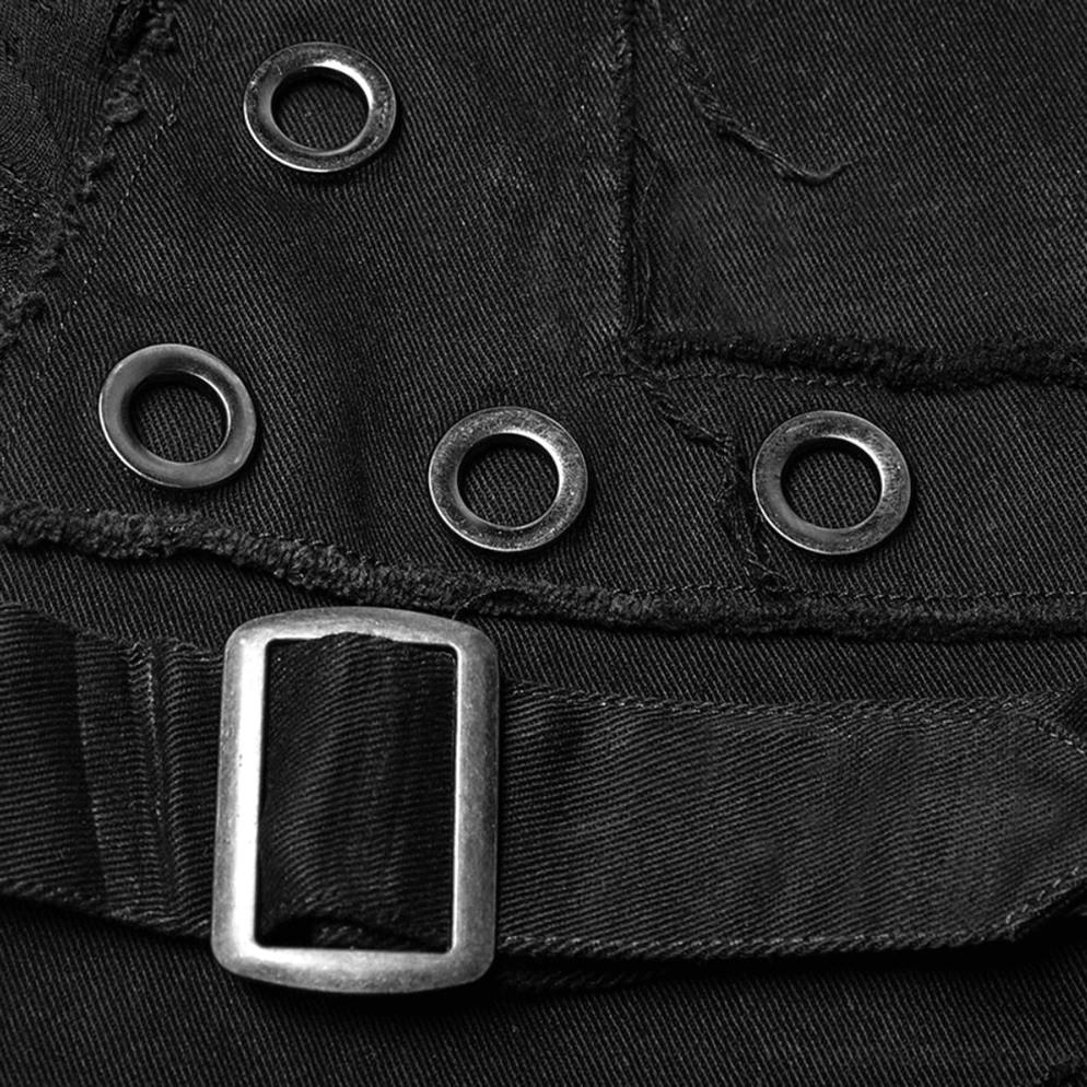 Makro-Detailaufnahme runder Metallösen, rechteckiger Schnalle und Webbing-Band auf Gothic-Jeans