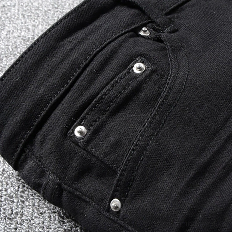 Makro Nahaufnahme Metallnieten an der Gothic Jeans vorderen Taschenkante