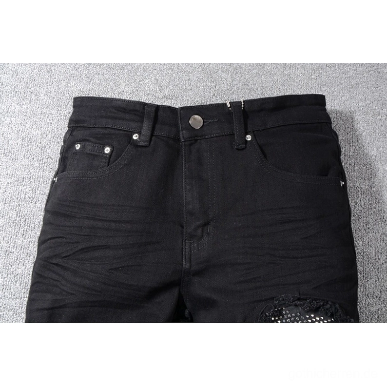 Nahaufnahme Gothic Jeans Taille und Reißverschluss mit Metallknopf und Strass-Akzent