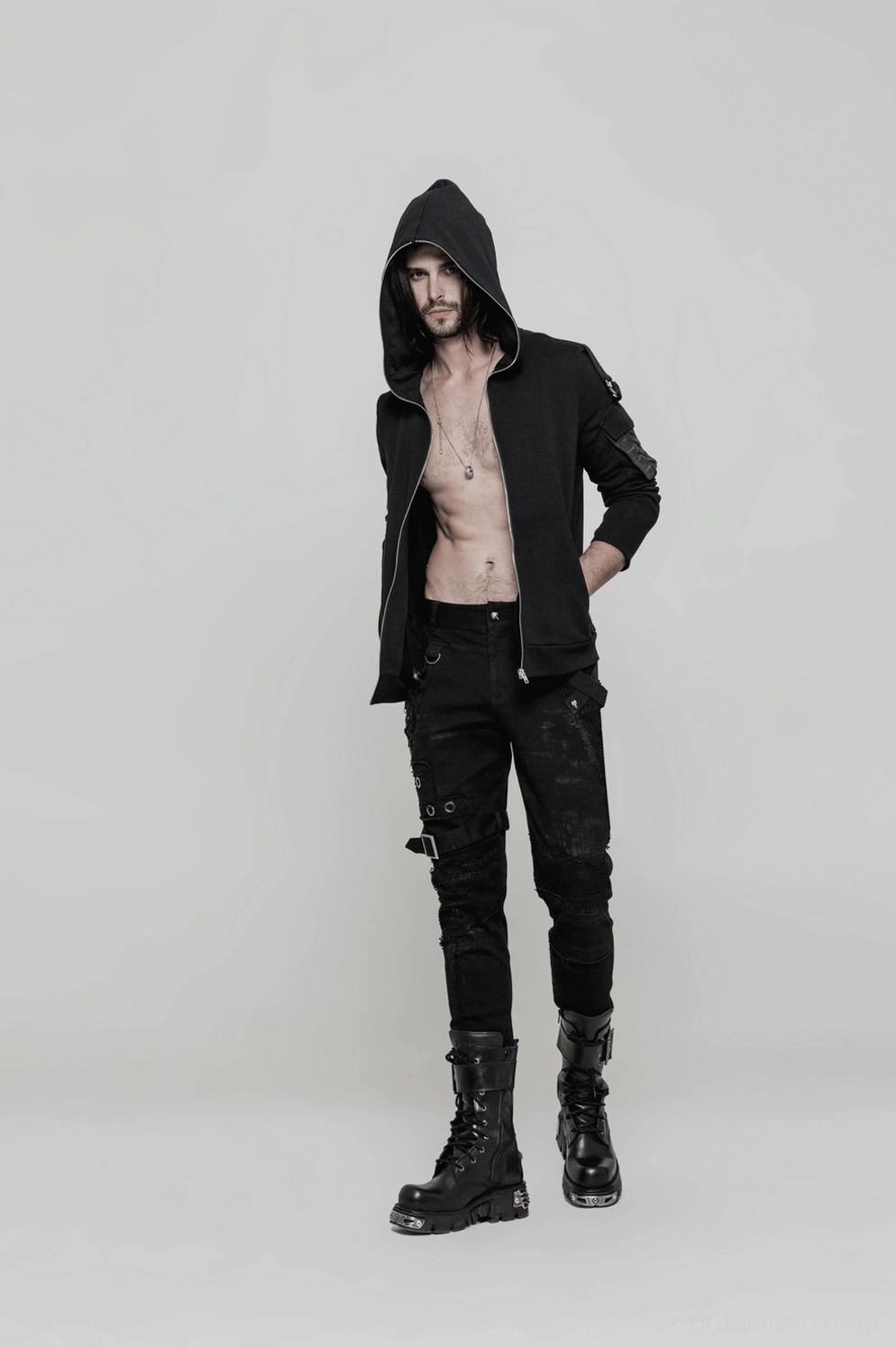 Taillenband und vordere Öffnung schwarzer Gothic-Jeans mit verstellbarer Metall-Schnallenkette