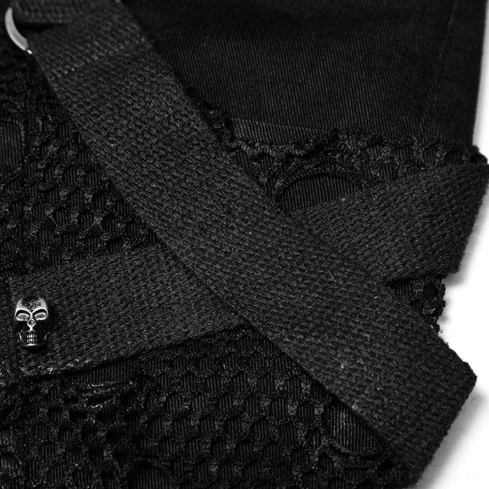 Nahaufnahme schwarzer Totenkopf-Metallschnalle und Webband-Akzent auf zerrissener schwarzer Denim